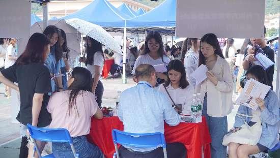 學(xué)院專(zhuān)區(qū) 22新聞黃淇 (5)
