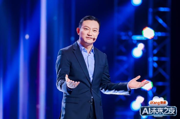 舞臺(tái)上穿西裝的男人

描述已自動(dòng)生成