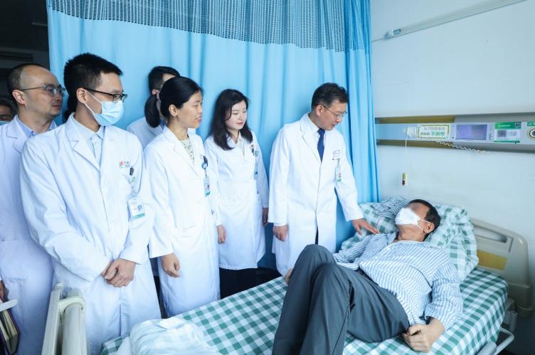 一群男人和女人在床上

中度可信度描述已自動生成