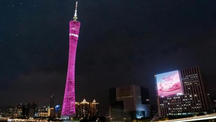 夜晚亮著燈的高塔
描述已自動(dòng)生成