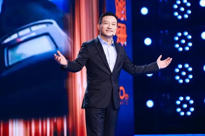 舞臺(tái)上穿西裝的男人
描述已自動(dòng)生成