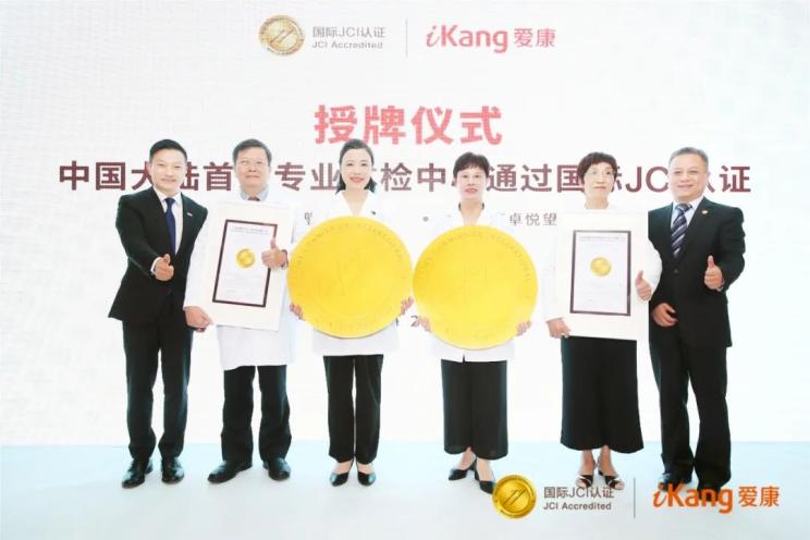 一群穿著西裝的男子
中度可信度描述已自動(dòng)生成