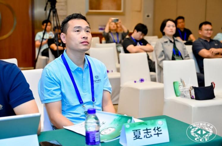 幾個(gè)人在桌子前

AI 生成的內(nèi)容可能不正確。