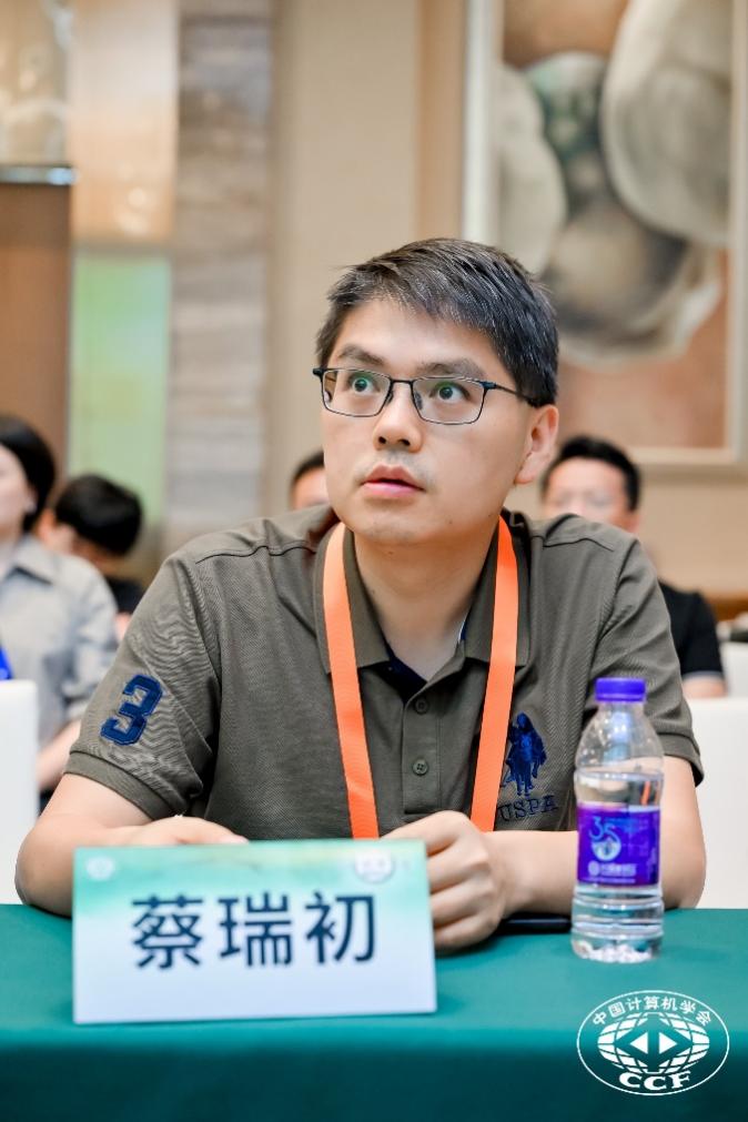 一些人在桌子前

AI 生成的內(nèi)容可能不正確。