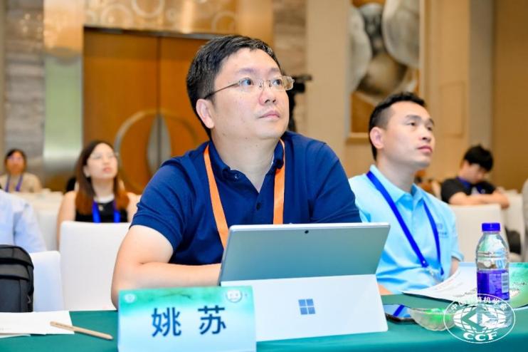 人拿著筆記本電腦的桌子前

AI 生成的內(nèi)容可能不正確。