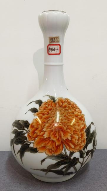 李盛春.墨赤彩描金《牡丹》蒜頭瓶